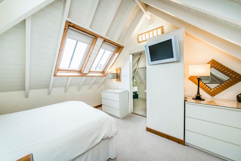 The Boathouse room 3